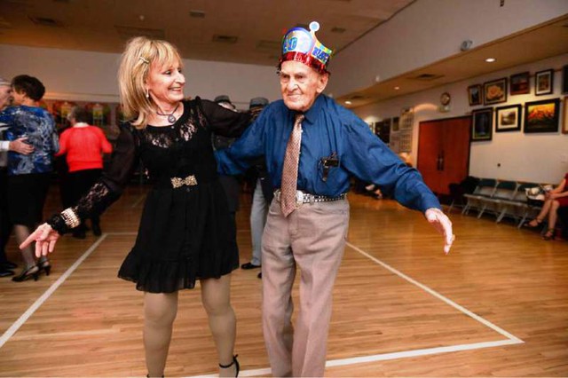 Niềm đam mê khiêu vũ của cụ ông 103 tuổi tại Mỹ - Ảnh 1.