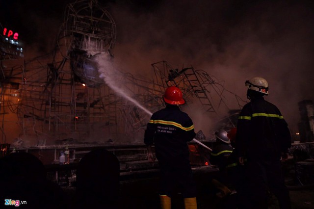 Sân khấu Kong: Skull Island tại TP.HCM cháy rụi vì múa lửa - Ảnh 2.