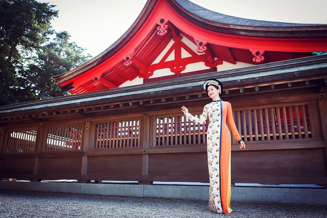 Lan Phương diện áo dài truyền thống khoe sắc tại Nhật Bản - Ảnh 1.