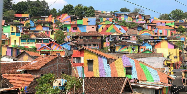 Ngôi làng màu mè ấn tượng trở thành điểm sống ảo mới ở Indonesia - Ảnh 2.