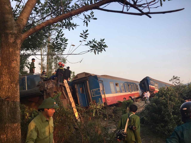 Tông mạnh xe ben, tàu hỏa trật đường ray làm 3 người thiệt mạng - Ảnh 3.