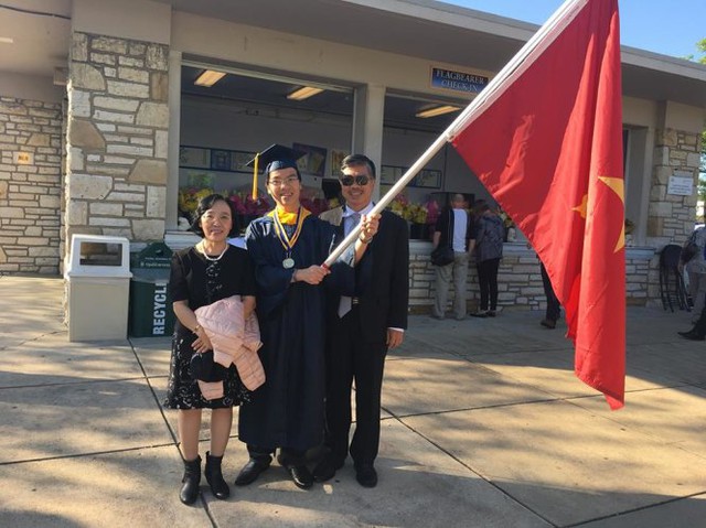 Lê Quang Liêm tốt nghiệp đại học loại xuất sắc ở Mỹ - Ảnh 1.