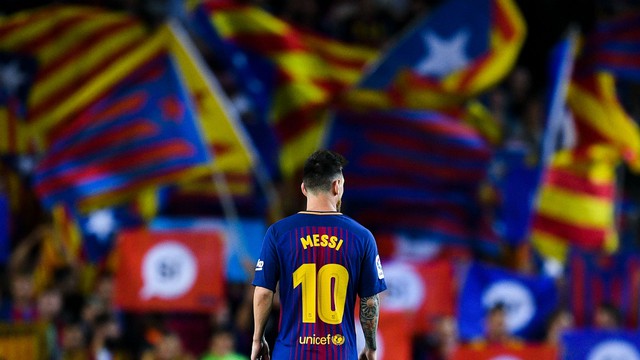 Lộ lý do ngoài mức đãi ngộ khiến Messi chịu ở lại Barca tới năm 2021 - Ảnh 1.