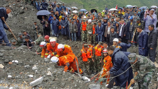 Lở đất ở Trung Quốc: 15 người thiệt mạng, 120 người mất tích - Ảnh 1.