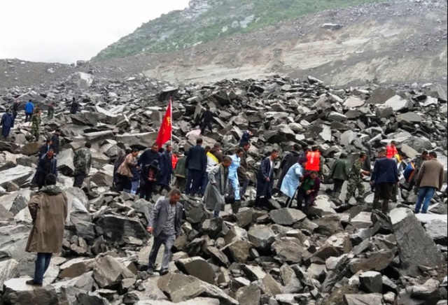 Trung Quốc nỗ lực tìm kiếm nạn nhân lở núi - Ảnh 1.