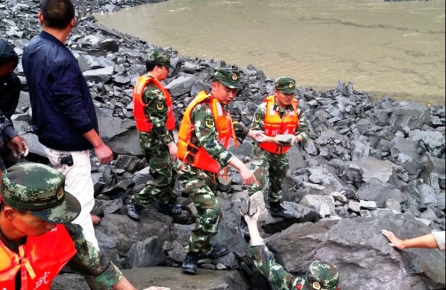 Trung Quốc nỗ lực tìm kiếm nạn nhân lở núi - Ảnh 8.