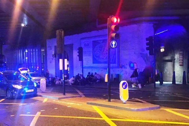 Anh: Xe tải lao vào người đi bộ trên cầu London, 20 người bị thương - Ảnh 3.