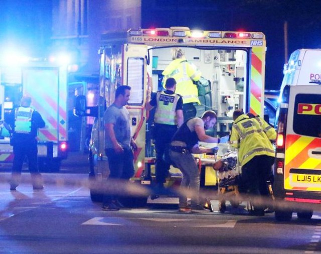 Anh: Xe tải lao vào người đi bộ trên cầu London, 20 người bị thương - Ảnh 7.