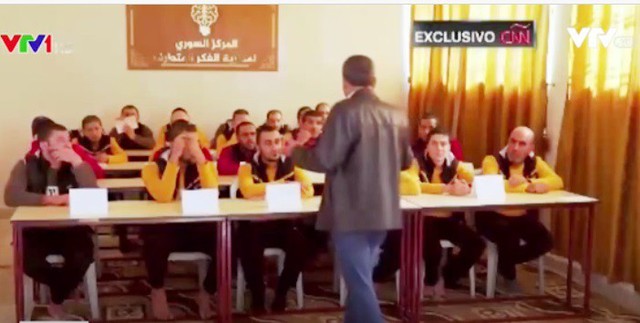 Lớp học cho những em nhỏ từng lầm lỡ tham gia IS - Ảnh 1.