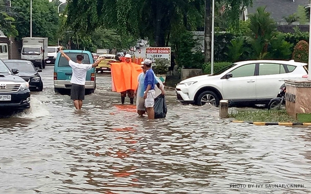 Bão Maring khiến 3 người thiệt mạng và gây ngập lụt tại Philippines - Ảnh 2.