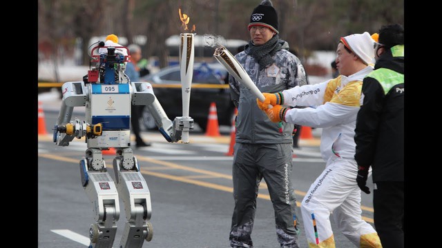 Robot lần đầu tiên tham gia rước đuốc tại Olympic - Ảnh 2.