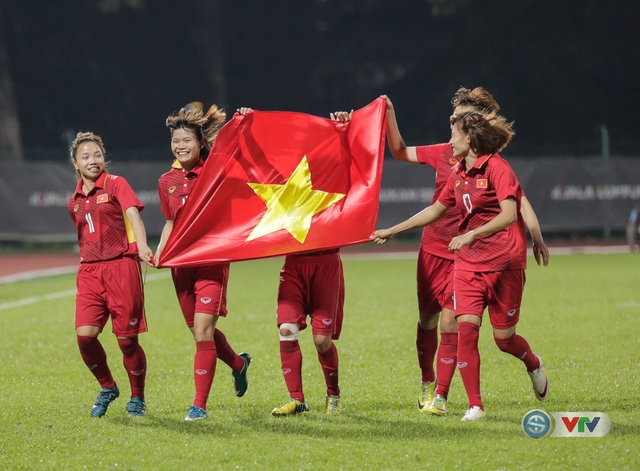 ẢNH: ĐT nữ Việt Nam rạng ngời hạnh phúc với tấm HCV SEA Games 29 - Ảnh 4.