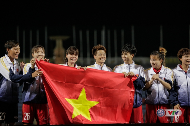 ẢNH: ĐT nữ Việt Nam rạng ngời hạnh phúc với tấm HCV SEA Games 29 - Ảnh 5.