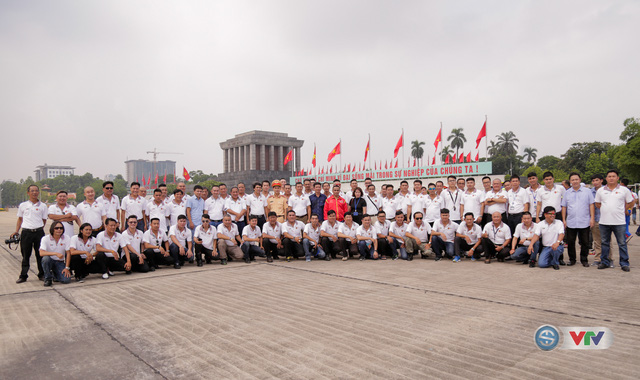 BTC giải xe đạp quốc tế VTV Cup Tôn Hoa Sen 2017 cùng toàn đoàn dâng hoa tưởng nhớ Chủ tịch Hồ Chí Minh vĩ đại - Ảnh 4.