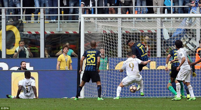 Ghi bàn ở phút bù giờ thứ 7, Milan buộc Inter chia điểm trong trận derby - Ảnh 3.