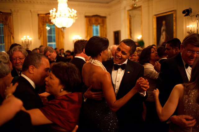 Những bức ảnh minh chứng tình yêu vượt thời gian của vợ chồng ông Obama - Ảnh 15.
