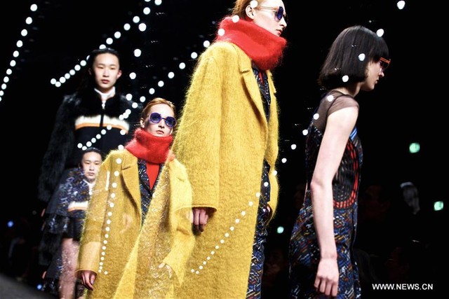 Tuần lễ thời trang Milan Thu Đông 2017: Những thiết kế rực rỡ sắc màu cho ngày lạnh thêm ấm áp - Ảnh 3.
