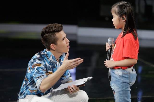 Quốc Thiên nhiệt tình hướng dẫn thí sinh Vietnam Idol Kids - Ảnh 2.