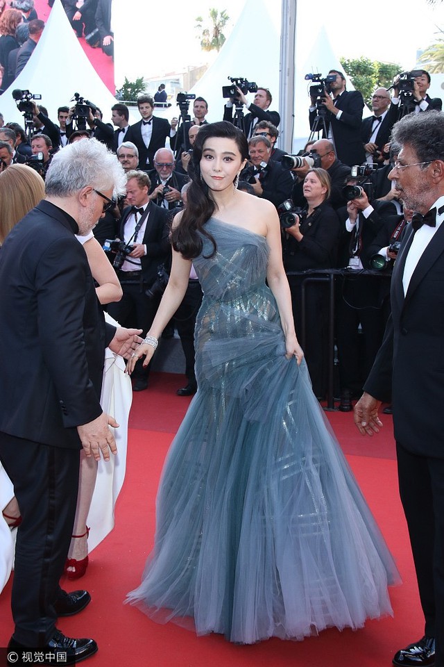 Phạm Băng Băng hút mắt với váy xuyên thấu trên thảm đỏ bế mạc Cannes 2017 - Ảnh 6.