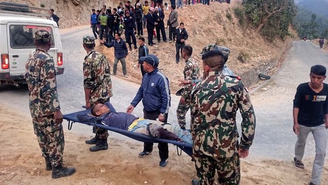 Nepal: Xe khách lao xuống vực sâu, 22 người thiệt mạng - Ảnh 1.