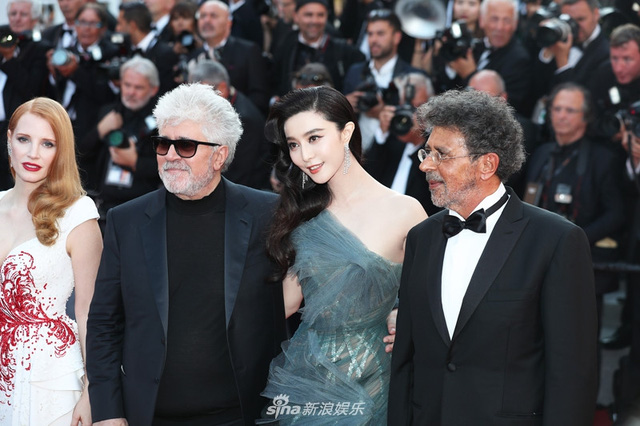Phạm Băng Băng hút mắt với váy xuyên thấu trên thảm đỏ bế mạc Cannes 2017 - Ảnh 7.