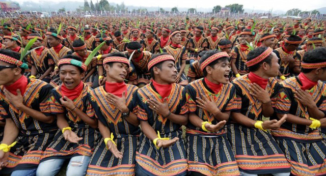 Hơn 10.000 người ở Indonesia phá vỡ kỷ lục cùng nhảy điệu truyền thống - Ảnh 3.