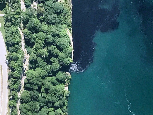Du khách hốt hoảng khi nước dưới chân thác Niagara chuyển màu đen - Ảnh 3.