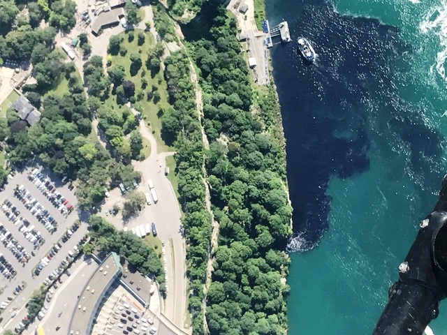 Du khách hốt hoảng khi nước dưới chân thác Niagara chuyển màu đen - Ảnh 1.