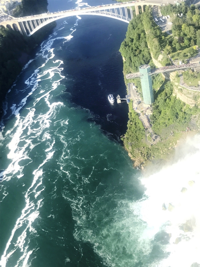 Du khách hốt hoảng khi nước dưới chân thác Niagara chuyển màu đen - Ảnh 4.