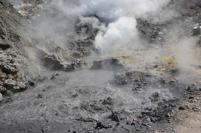 Siêu núi lửa Campi Flegrei ở Italy sắp phun trào - Ảnh 2.