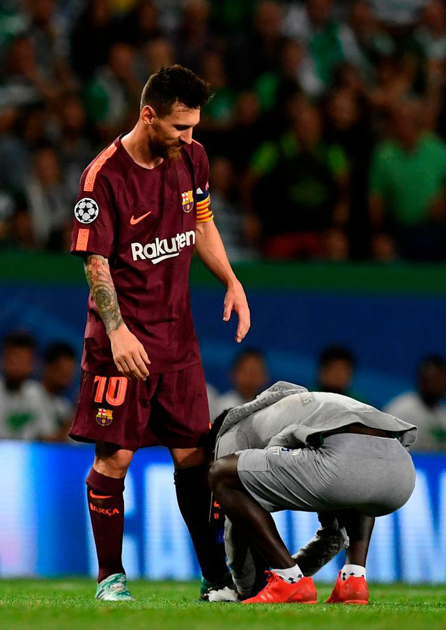 Messi được fan cuồng hôn chân ngay trên sân - Ảnh 2.