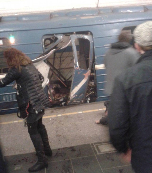 Hiện trường tang thương sau vụ tấn công khủng bố ở tàu điện ngầm Nga - Ảnh 1.