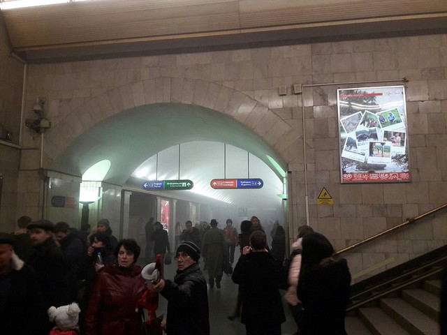 Hiện trường tang thương sau vụ tấn công khủng bố ở tàu điện ngầm Nga - Ảnh 5.
