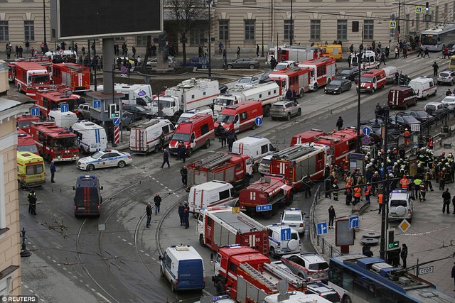 Hiện trường tang thương sau vụ tấn công khủng bố ở tàu điện ngầm Nga - Ảnh 10.