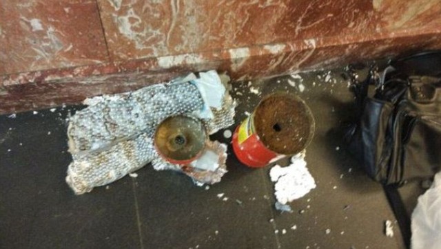 Hiện trường tang thương sau vụ tấn công khủng bố ở tàu điện ngầm Nga - Ảnh 6.