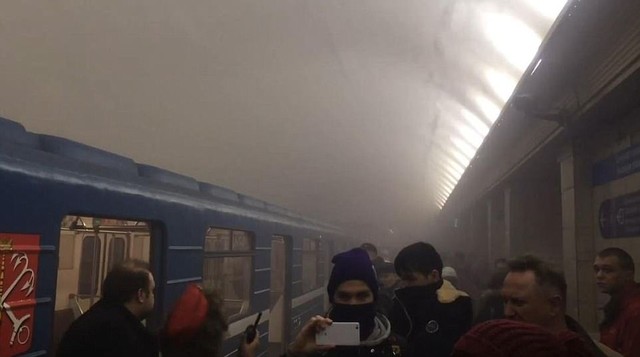 Hiện trường tang thương sau vụ tấn công khủng bố ở tàu điện ngầm Nga - Ảnh 4.