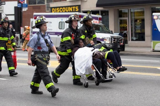 Lật tàu hỏa ở New York, Mỹ: Đã có hơn 100 người bị thương - Ảnh 6.