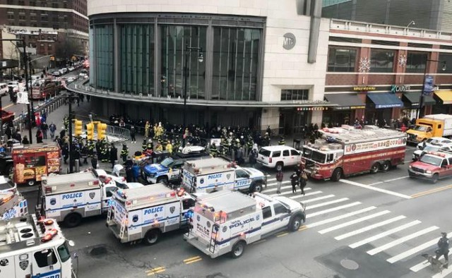 Lật tàu hỏa ở New York, Mỹ: Đã có hơn 100 người bị thương - Ảnh 3.