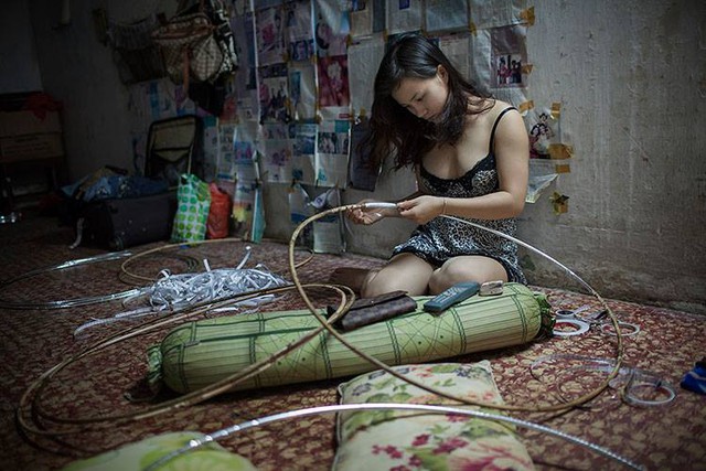 3 năm thực hiện 1 bộ ảnh, người đàn ông Uruguay lột tả chân thực đến tái tê cuộc sống của nghệ sĩ xiếc Việt Nam - Ảnh 1.