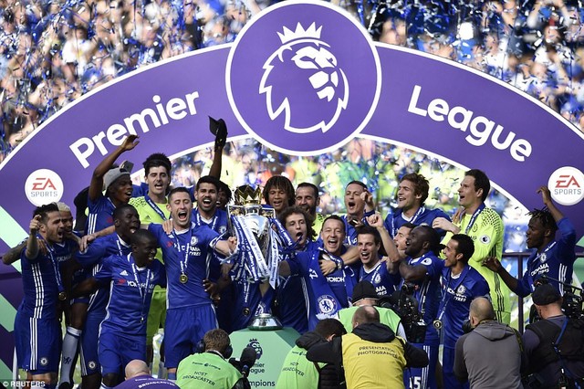 Khoảnh khắc các cầu thủ Chelsea nâng cúp vô địch Ngoại hạng Anh - Ảnh 2.