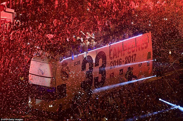 Thành Madrid ngập sắc trắng trong đêm hội đăng quang - Ảnh 1.