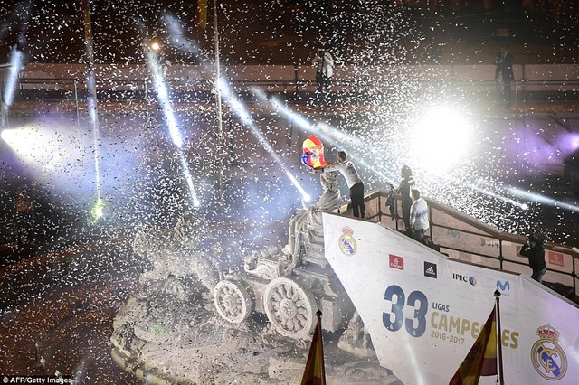 Thành Madrid ngập sắc trắng trong đêm hội đăng quang - Ảnh 2.