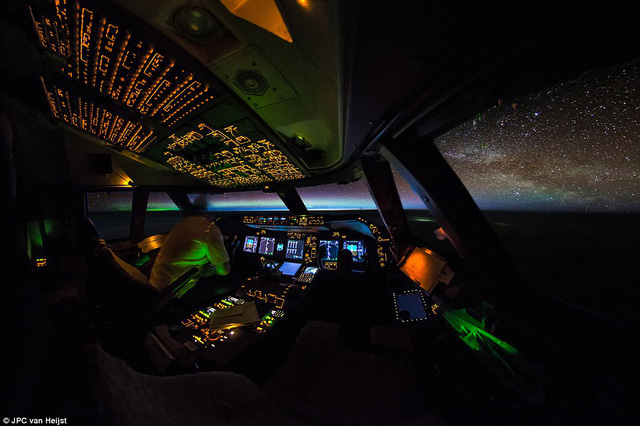 Buồng lái máy bay - Không gian làm việc kỳ ảo nhất thế giới - Ảnh 1.