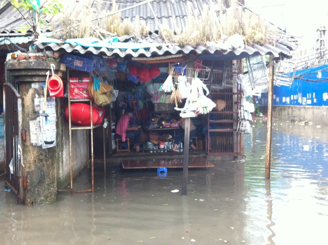 Nước ngập trong các ngõ xóm Hà Nội sau cơn mưa lớn - Ảnh 5.