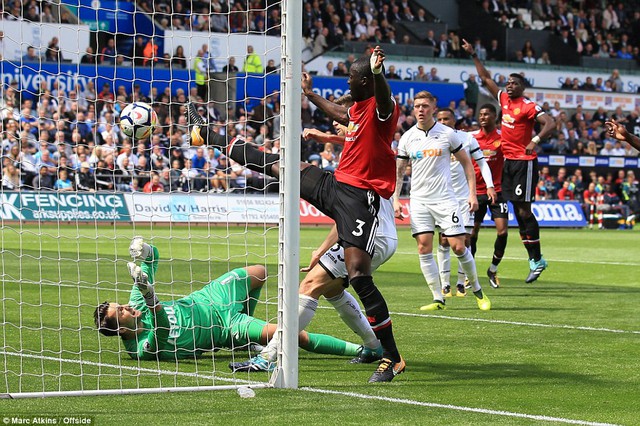 VIDEO Swansea 0-4 Man Utd: Màn thăng hoa của Quỷ đỏ ở hiệp 2 - Ảnh 2.