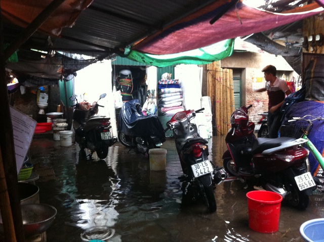 Nước ngập trong các ngõ xóm Hà Nội sau cơn mưa lớn - Ảnh 8.