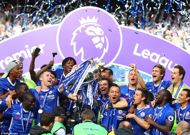 Khoảnh khắc các cầu thủ Chelsea nâng cúp vô địch Ngoại hạng Anh - Ảnh 4.