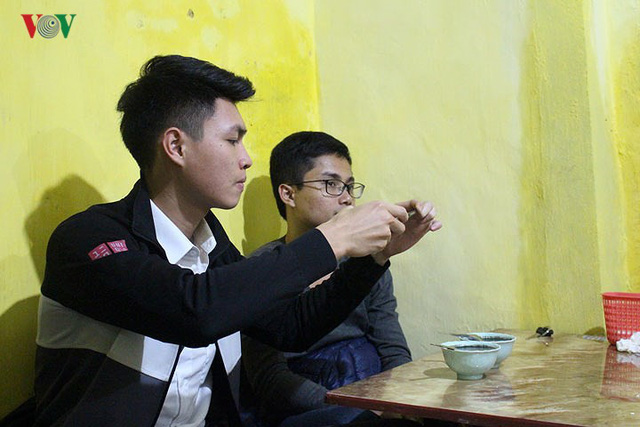 Người Hà Nội xếp hàng trước quán bánh trôi của cố nghệ sĩ Phạm Bằng - Ảnh 11.