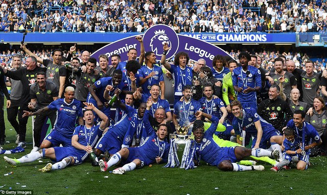 Khoảnh khắc các cầu thủ Chelsea nâng cúp vô địch Ngoại hạng Anh - Ảnh 15.