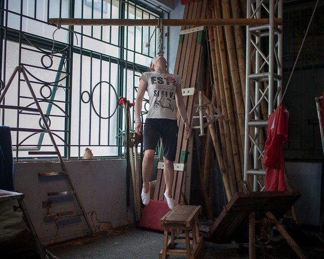 3 năm thực hiện 1 bộ ảnh, người đàn ông Uruguay lột tả chân thực đến tái tê cuộc sống của nghệ sĩ xiếc Việt Nam - Ảnh 16.